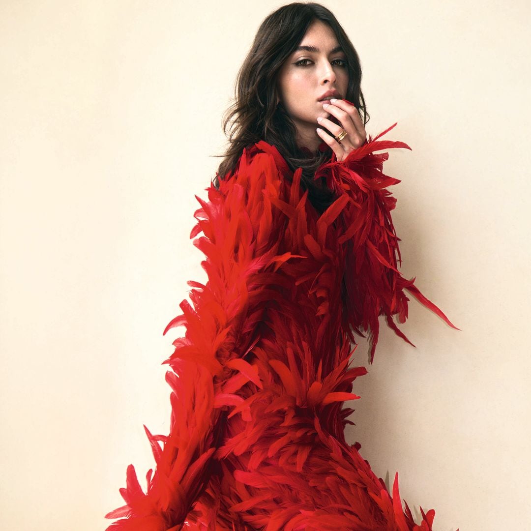 ENTRE PLUMAS
La modelo Lucía Rivera posa con vestido rojo de Ferragamo; zapatos, de Aquazzura,
y joyas, de Bvlgari.