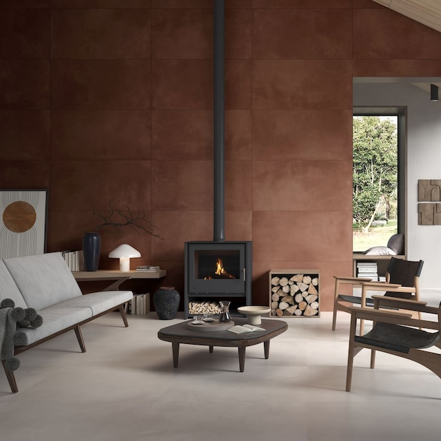 Pared con revestimiento en color terracota