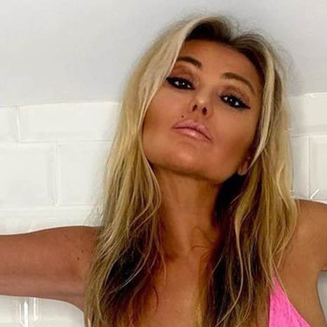 Con un bañador rosa y en la ducha, el posado más explosivo de Amaia Montero