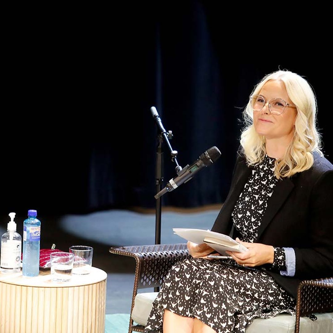 'Me sonrojo solo con oírlo', la reacción de Mette-Marit ante el pasaje ‘picante’ de un libro