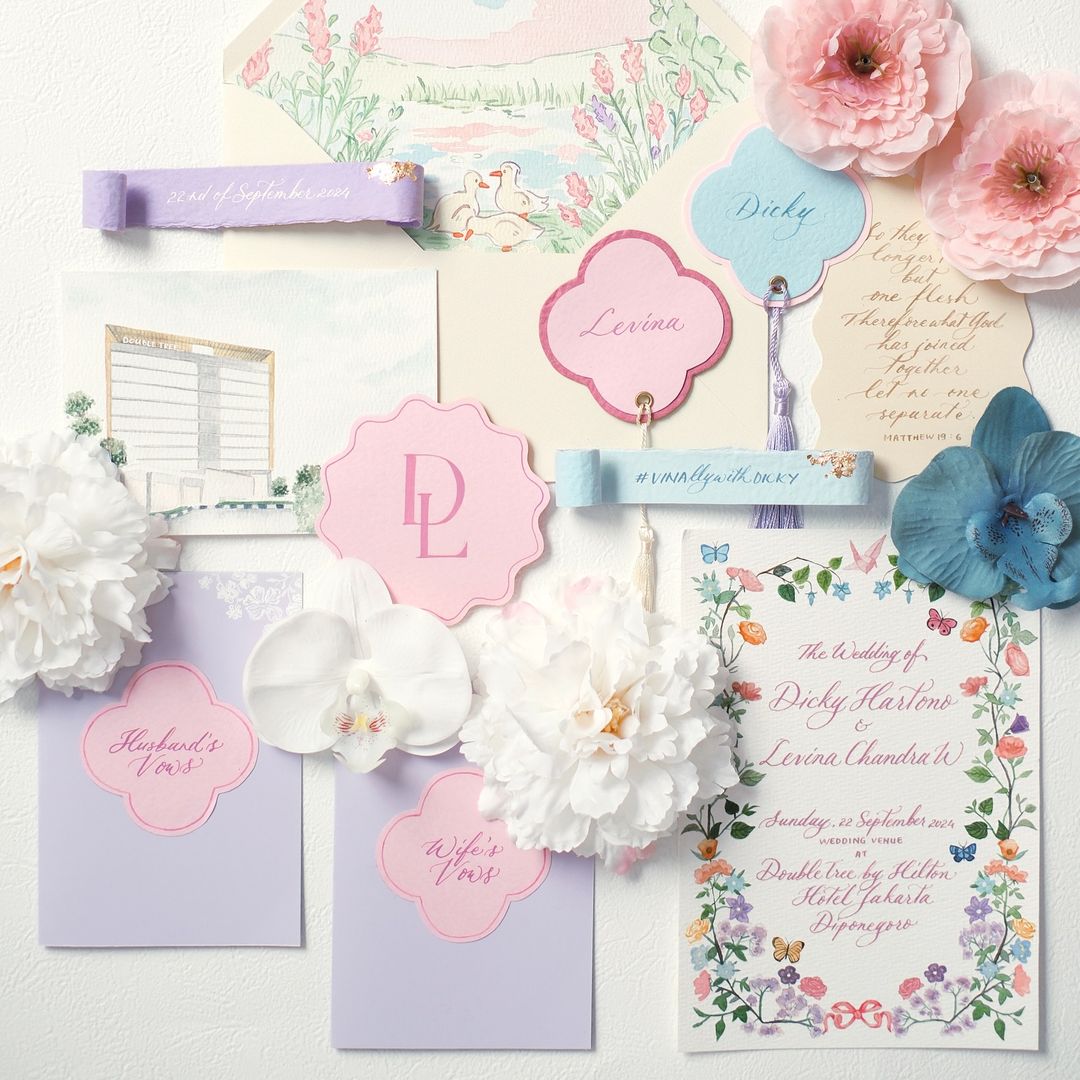 La papelería de bodas más bonita juega con los motivos botánicos y los detalles de fantasía
