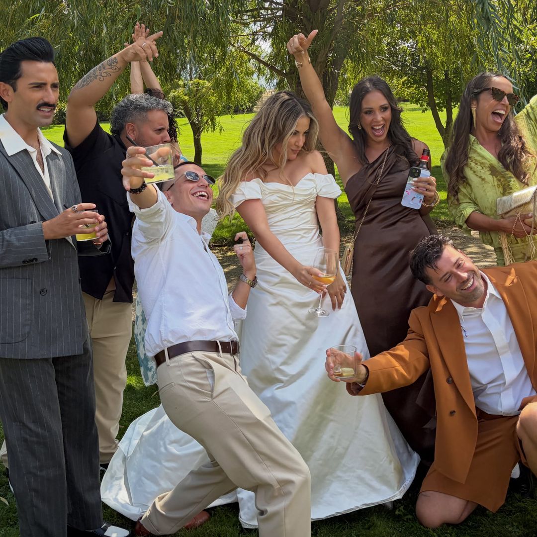 Así ha sido el divertido reencuentro de 'OT' y 'Fama, ¡a bailar! en la boda de Vicky Gómez y Eduardo Monreal
