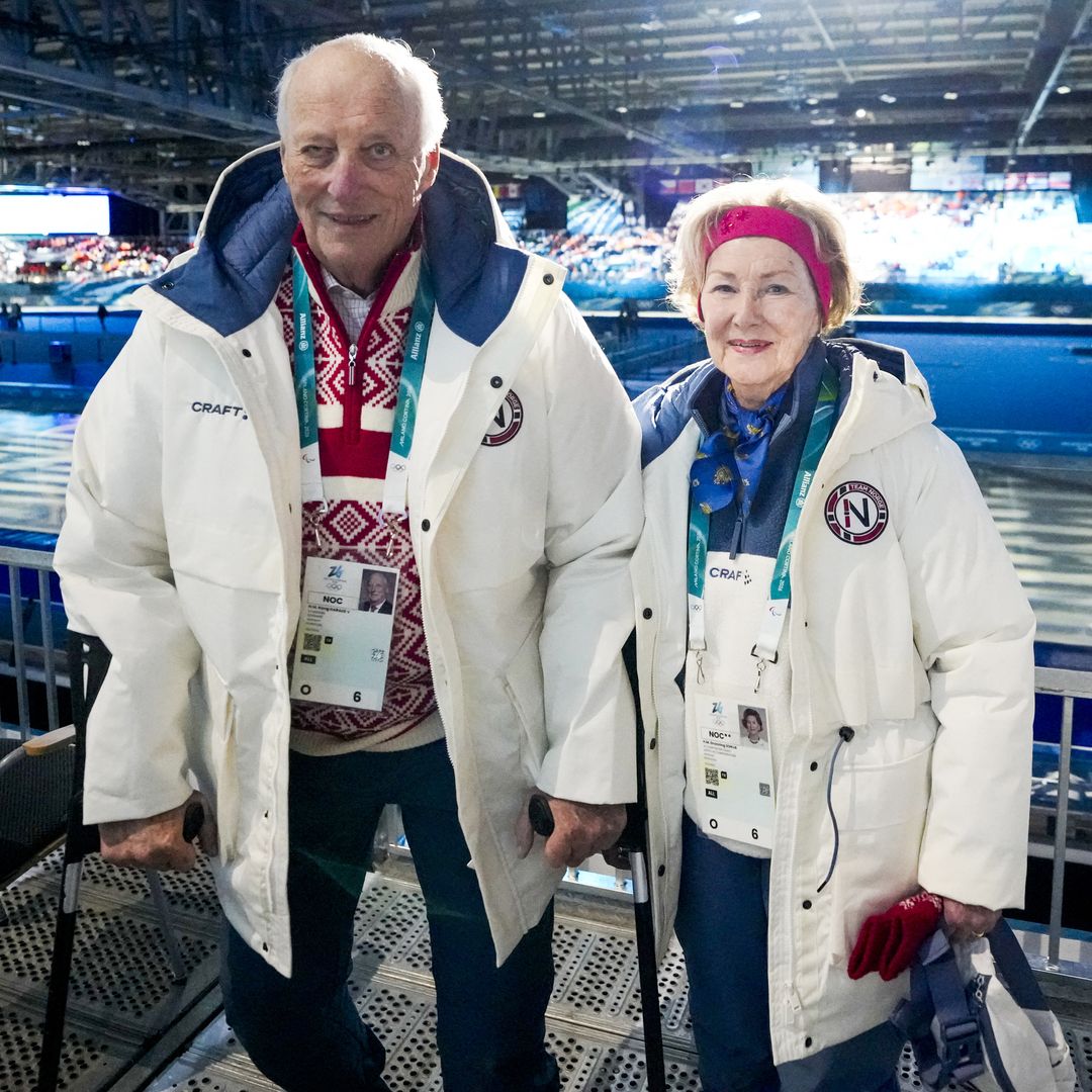 Harald y Sonia de Noruega asisten a la prueba femenina de patinaje de velocidad en 3.000 metros durante los Juegos Olímpicos de Invierno Milano Cortina 2026