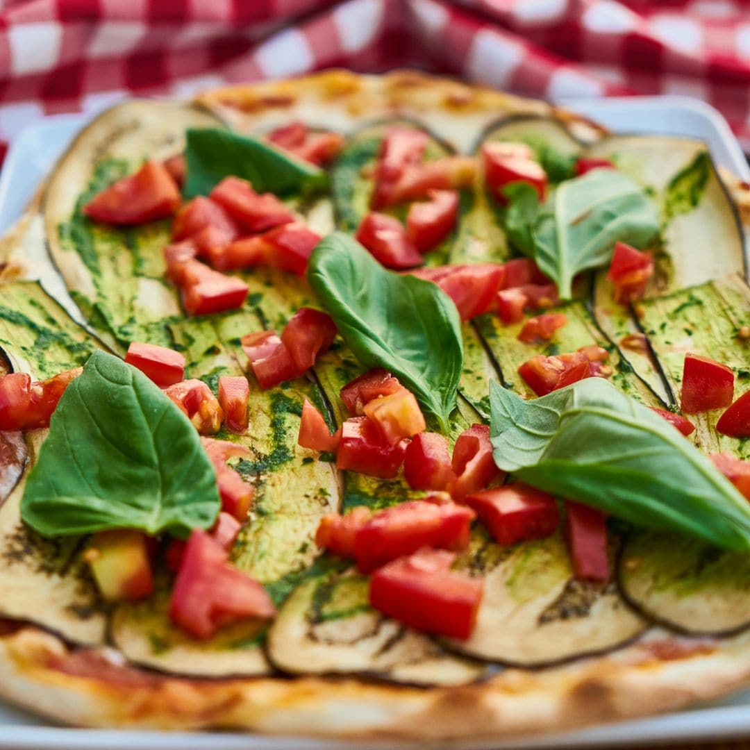 Coca de berenjena, pesto y tomate: la receta de verano que vas a repetir una y otra vez