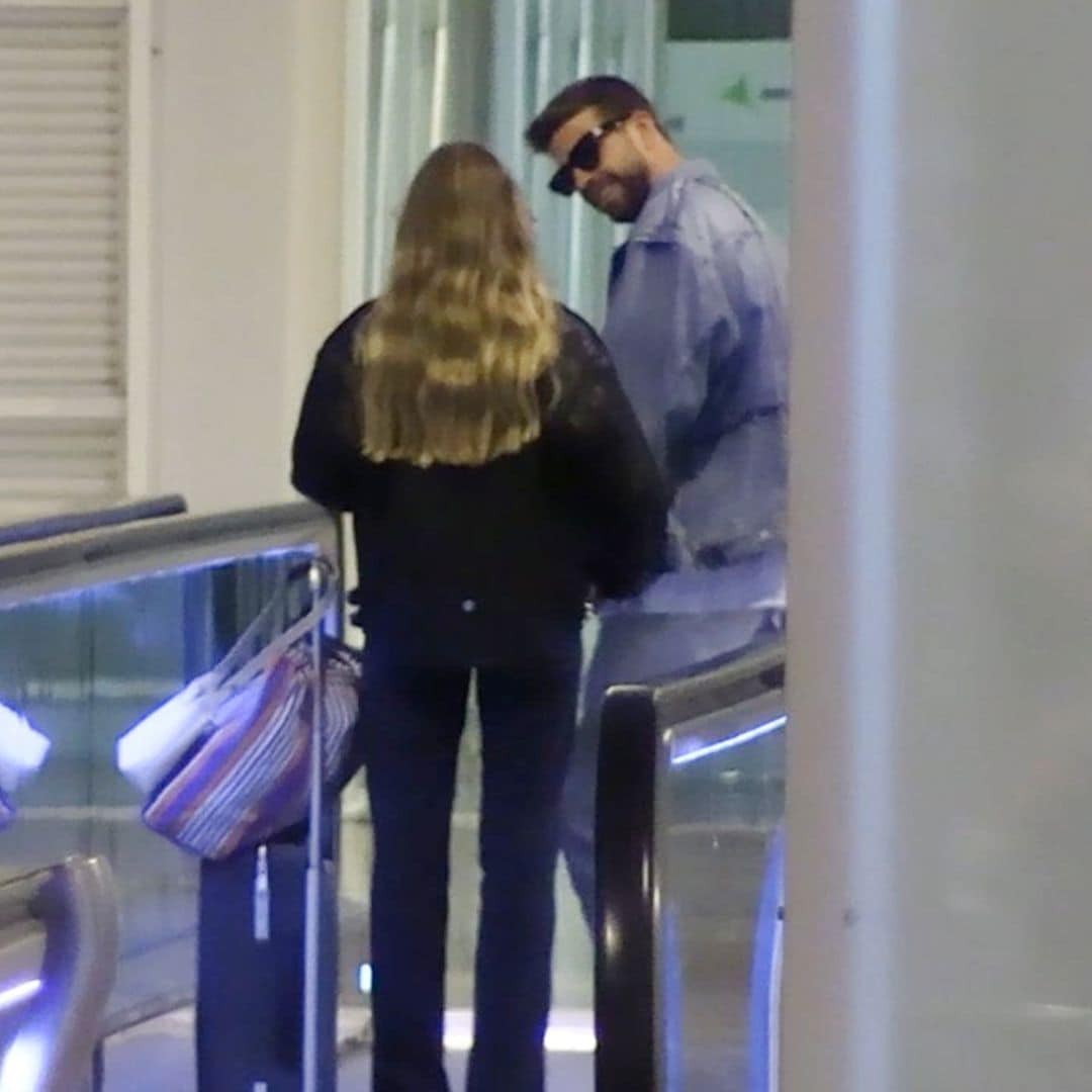Las imágenes de Piqué, muy pendiente de su novia Clara Chía tras revolucionar el aeropuerto