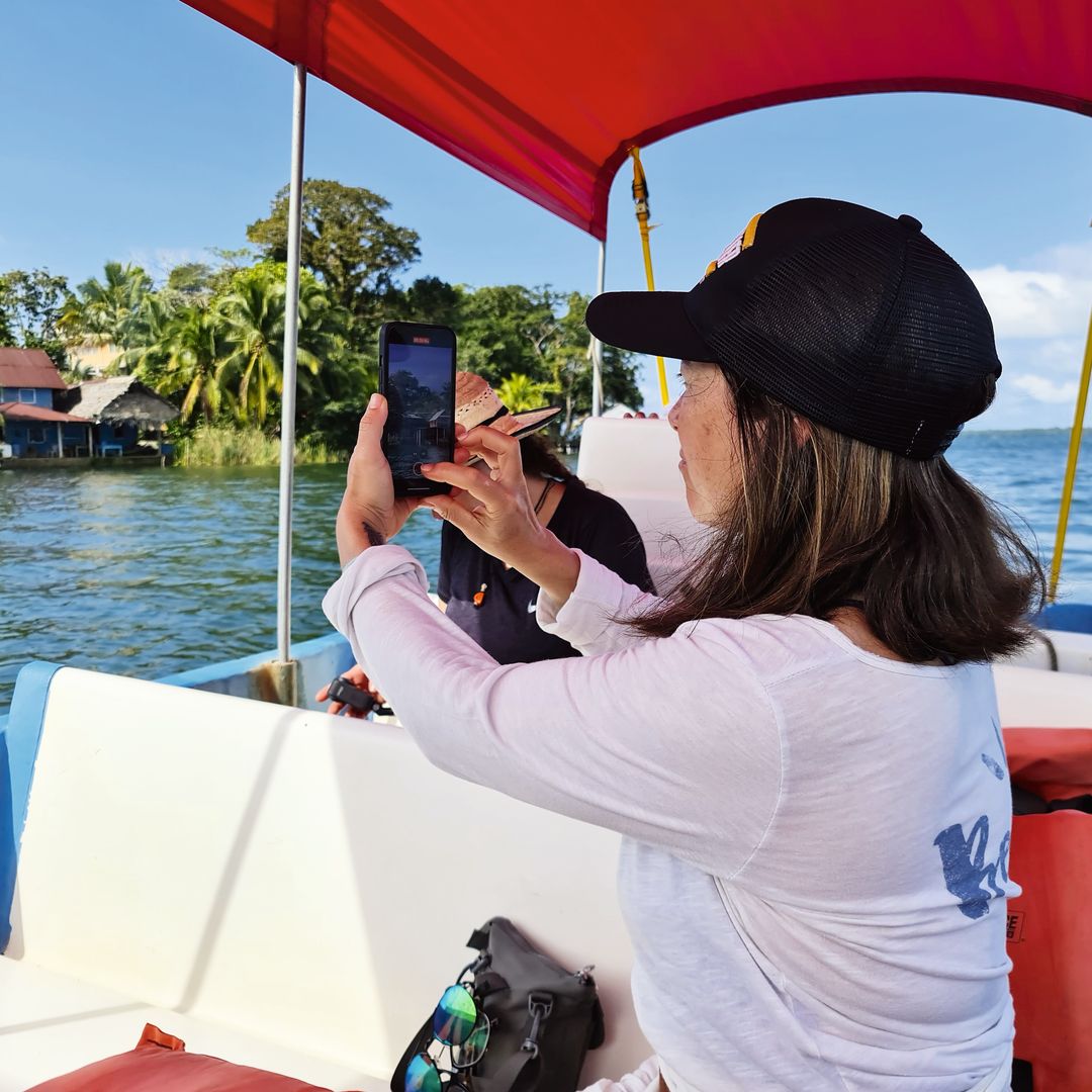 La aventurera Alicia Sornosa navegando por el Río Dulce rumbo a Livingston, Guatemala.