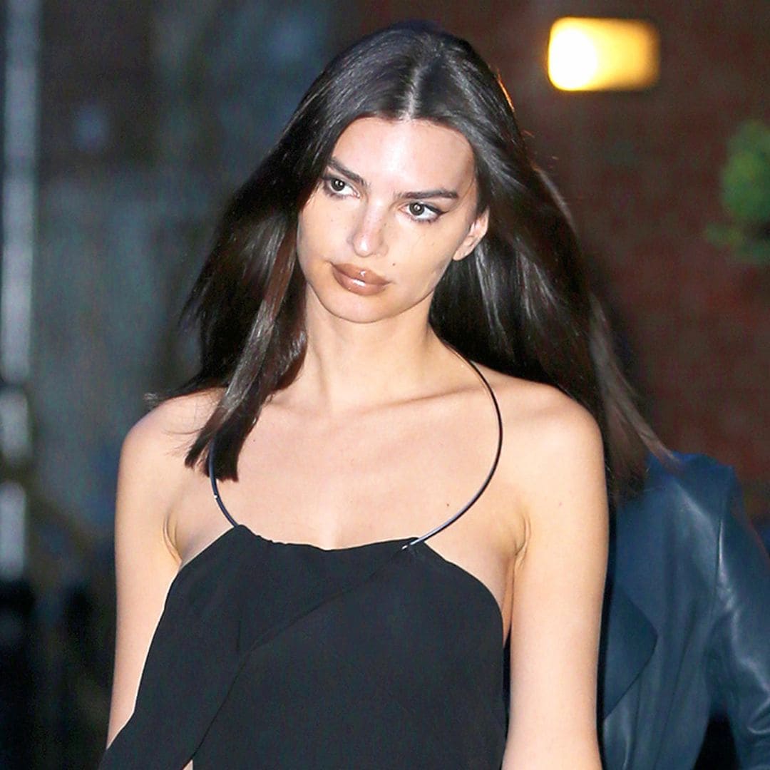 Emily Ratajkowski demuestra que es la reina de los escotes imposibles con su último look