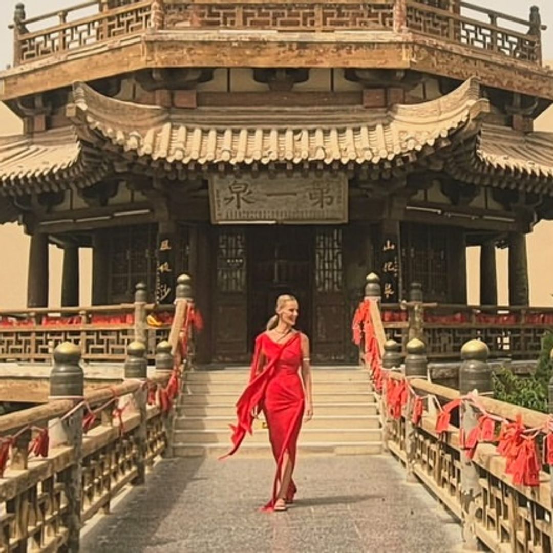 Paula Vázquez en Dunghuan, Yueyaquan, la Fuente de la Luna Creciente, junto a las dunas de la Montaña Mingsha