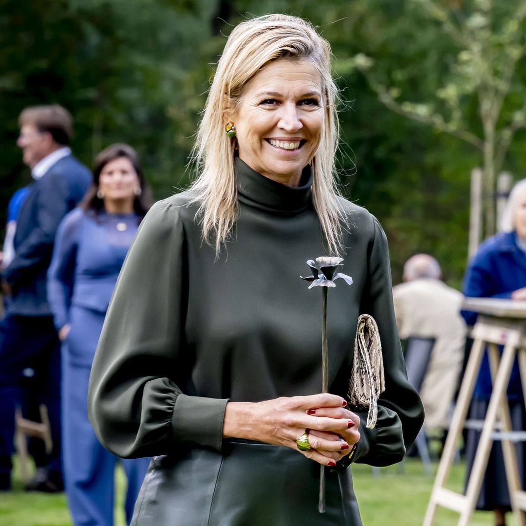 Máxima de Holanda se atreve con todo: falda de cuero, botas con truco y bolso de serpiente