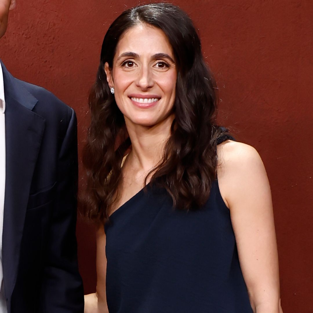 Mery Perelló, la invitada ideal con el escote que más estiliza y unos pantalones efecto 'piernas infinitas'