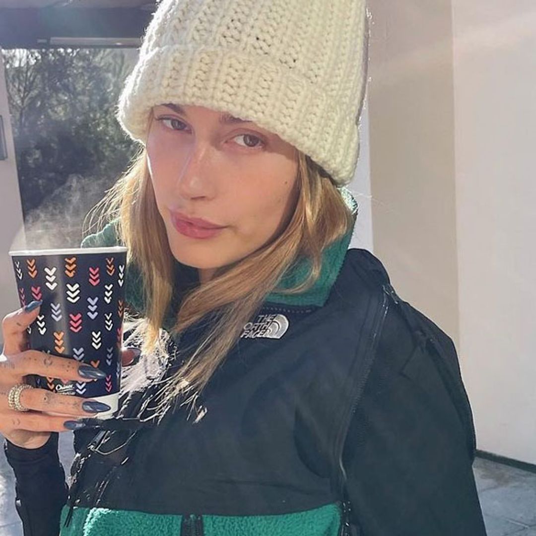 Encontrar el abrigo beis perfecto no es fácil pero este look de Hailey Baldwin te ayudará a acertar