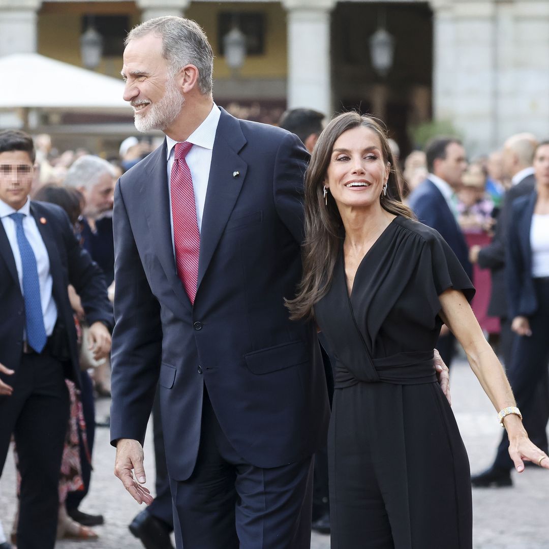 Los reyes Felipe y Letizia acuden por sorpresa a un concierto en la plaza Mayor de Madrid