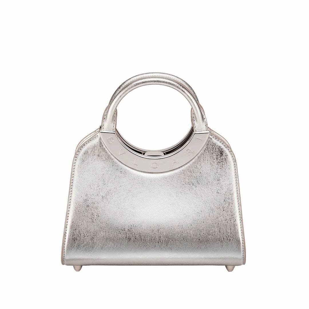 Bolso metalizado (3.900 €), de Bvlgari
