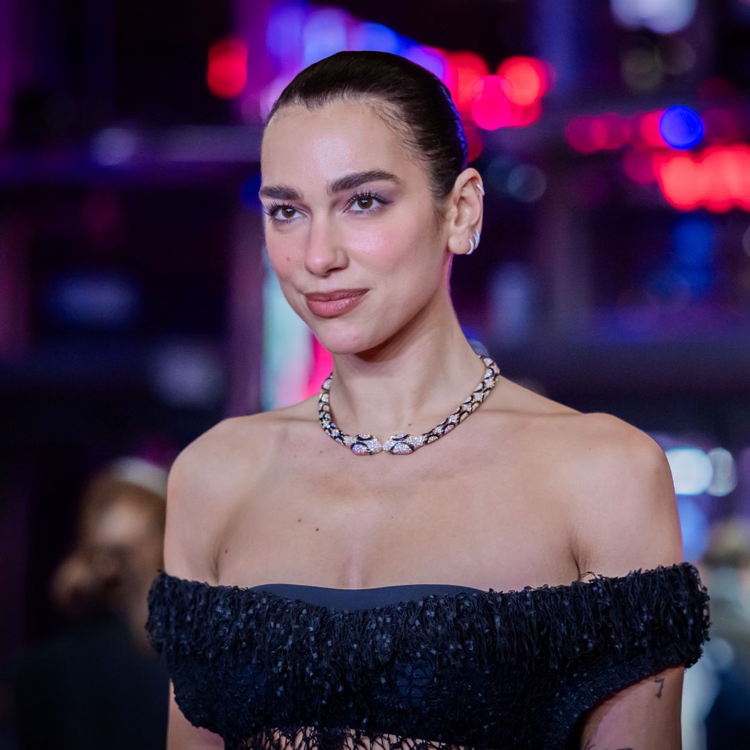 Dua Lipa espectacular con recogido 