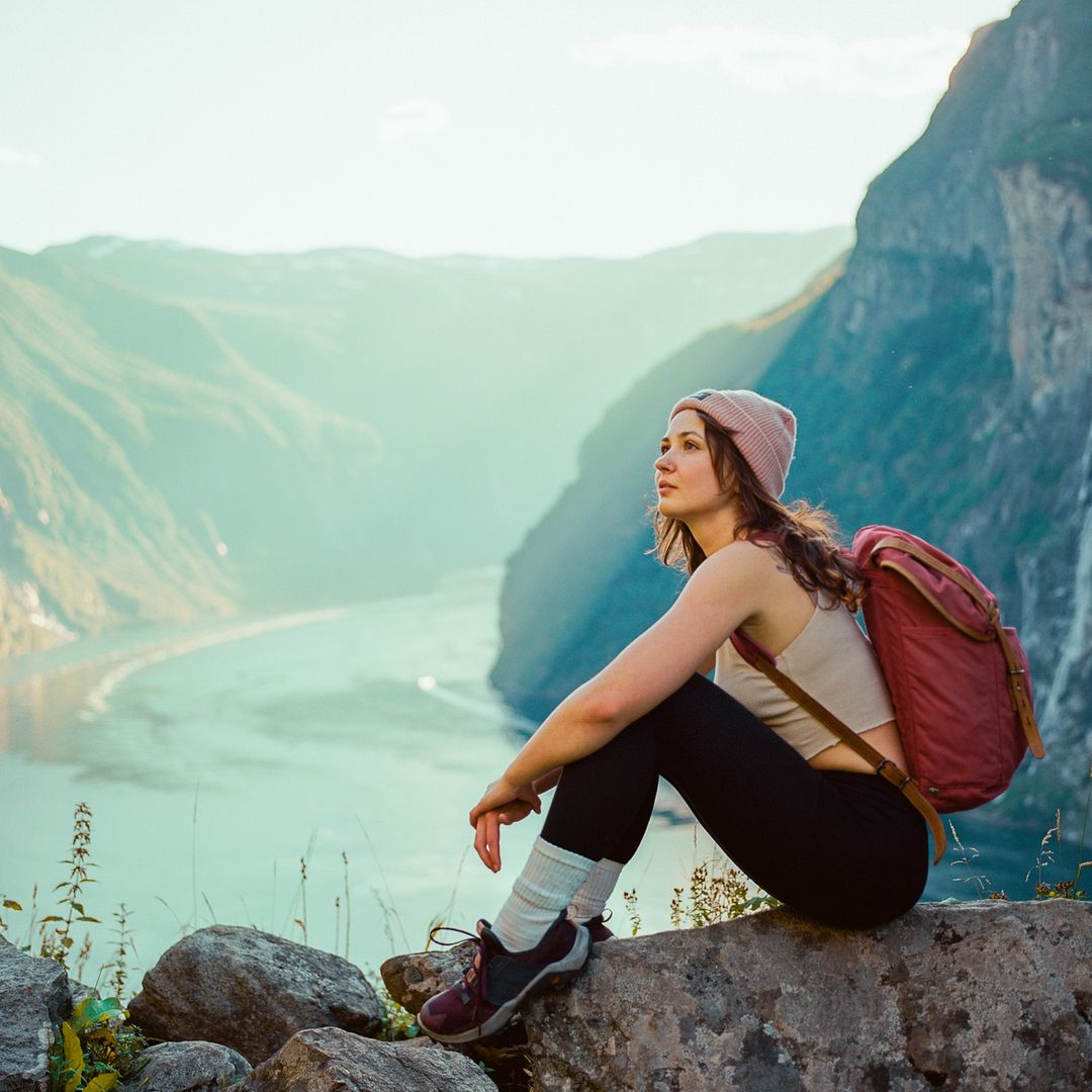 Estas son las 5 mejores zapatillas de montaña para mujer que arrasan en venta y no solo por ser 'barefoot' (que también)