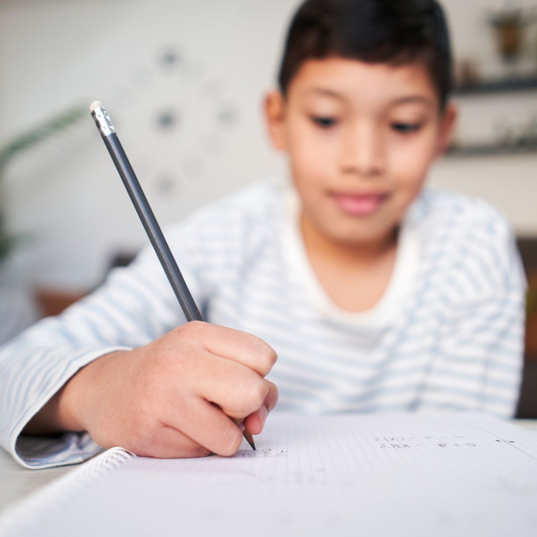 Niño escribe