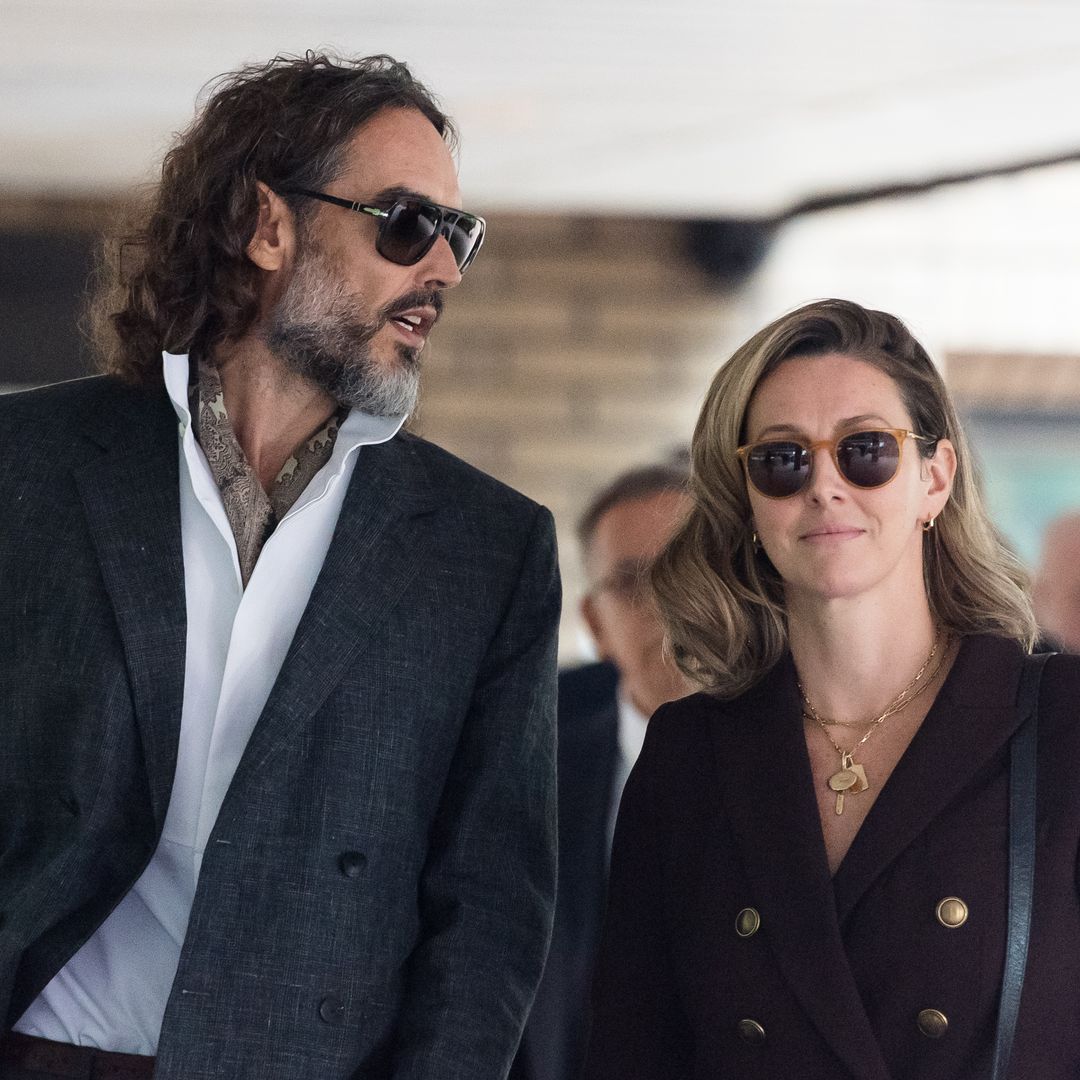 Russell Brand, exmarido de Katy Perry, se sienta en el banquillo acusado de 7 delitos sexuales contra 6 mujeres
