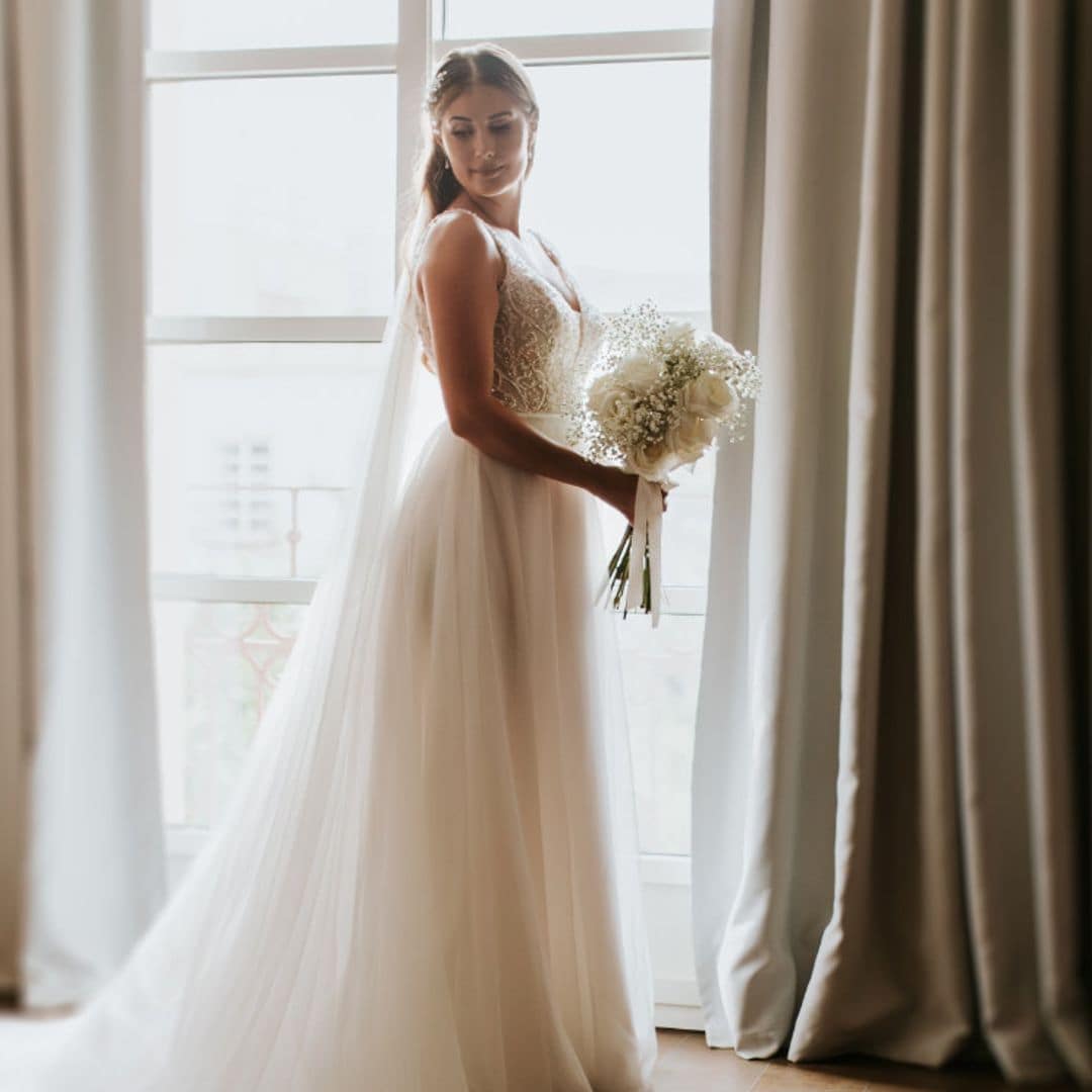 Nerea Camacho elige un vestido de novia romántico con detalles de pedrería para su boda