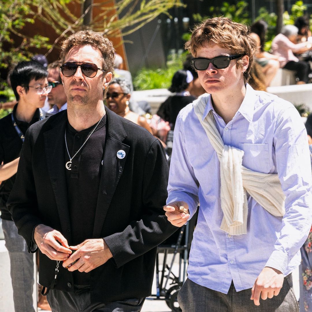 Su expareja, Chris Martin (y padre de Apple), con su otro hijo, Moses