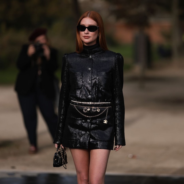 Plano medio de Marina Ruy Barbosa en Paris Fashion Week con vestido de cuero negro