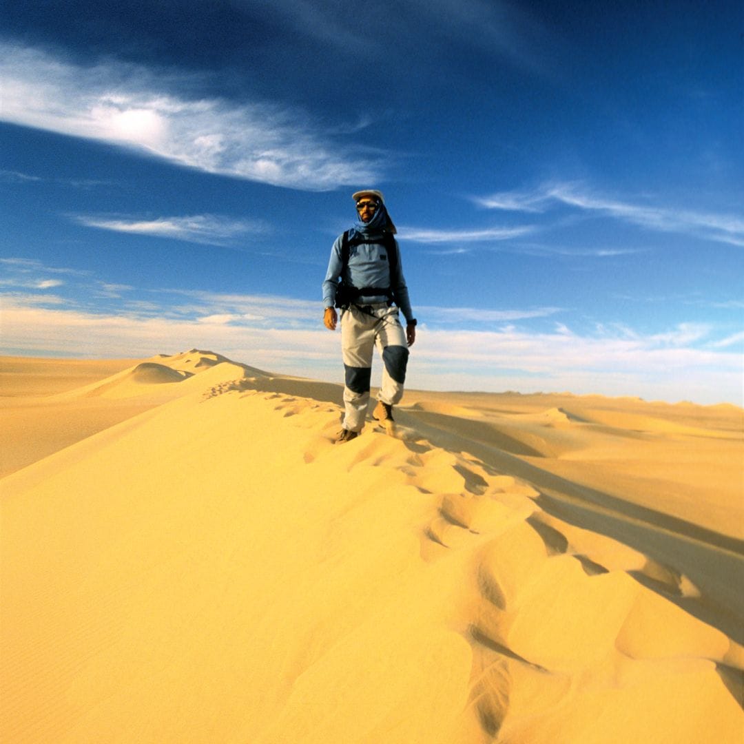 Sebastián Álvaro en una duna del Gran Mar de Arena, Egipto, Libia
