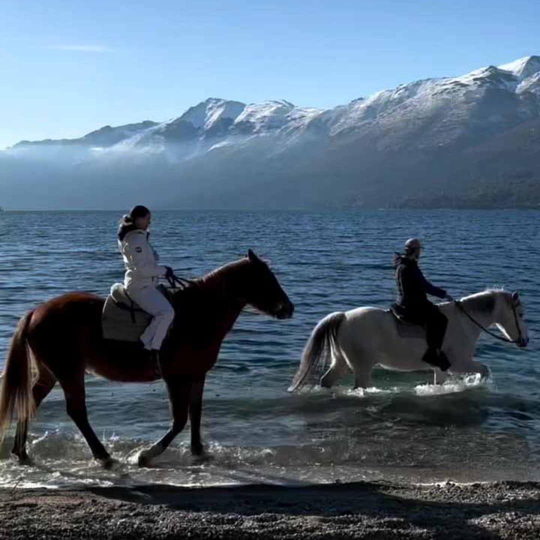 Mía Rubín y su novio Tarik Othon llevan su amor a la Patagonia argentina