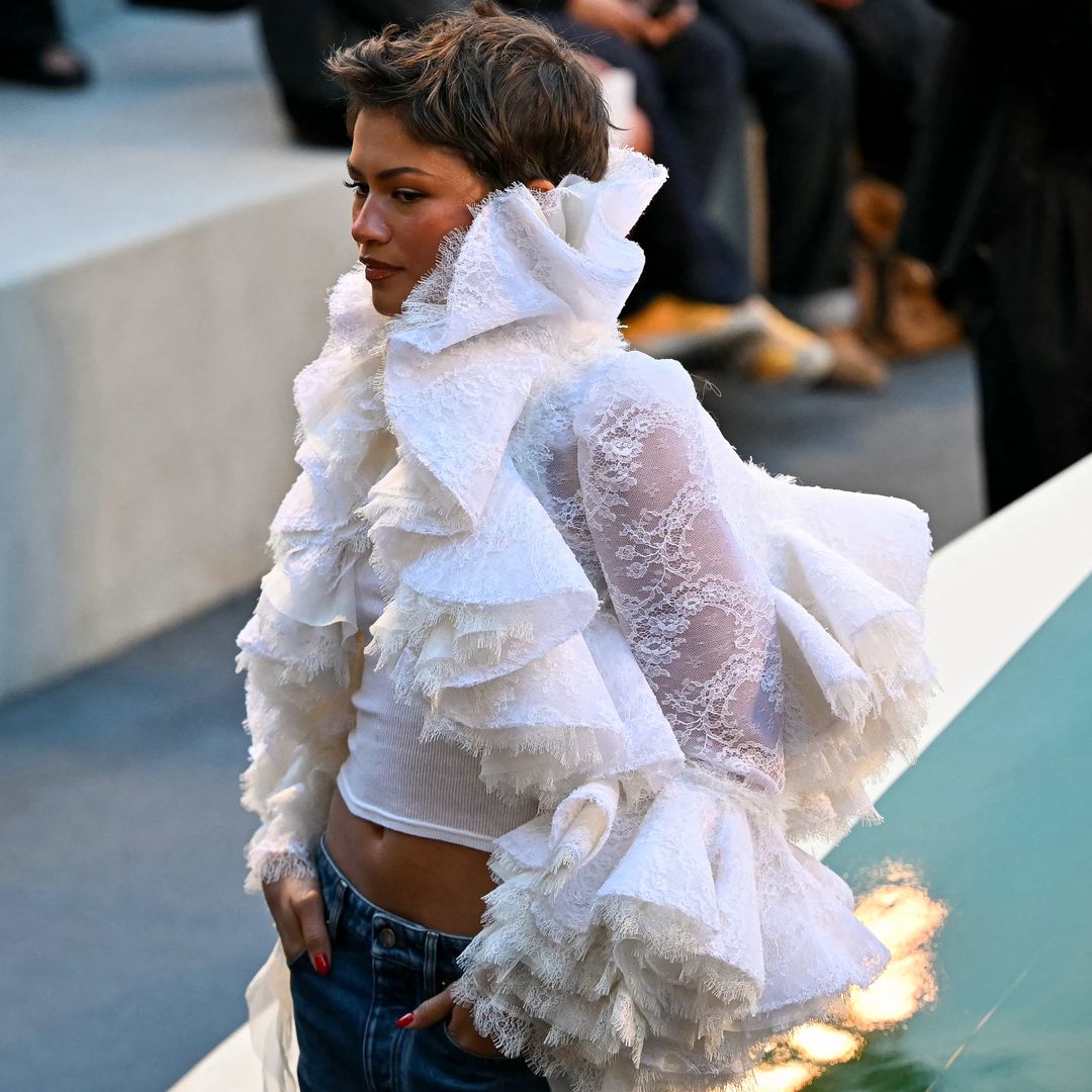 Zendaya transforma los jeans en la prenda más elegante de la Semana de la Moda de París
