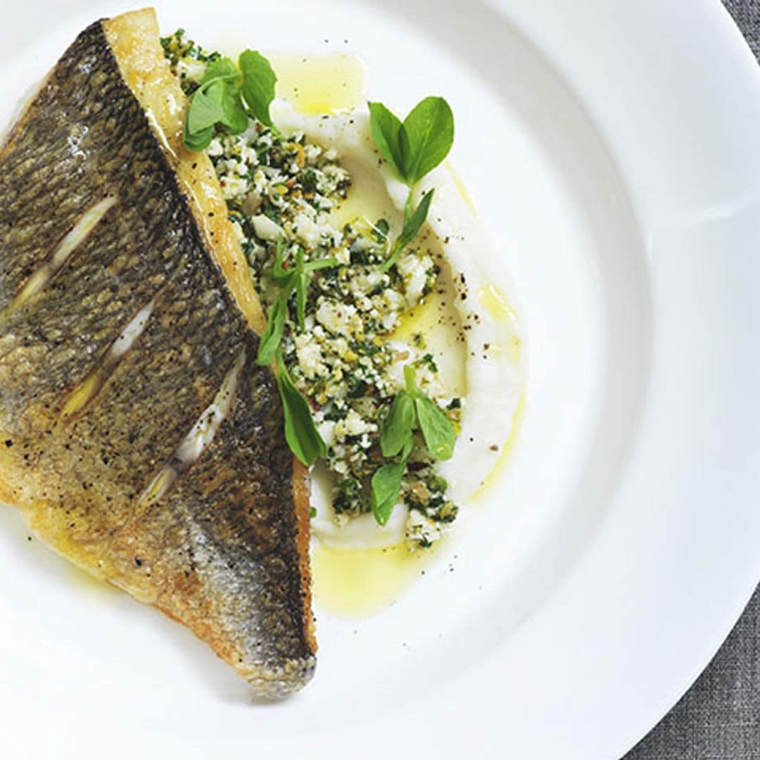 Lubina con crema de coliflor y cuscús de menta y pistachos