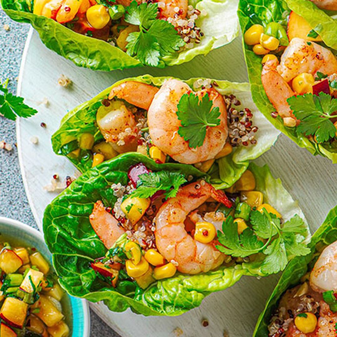 Tacos de lechuga con gambas, quinoa roja y maíz