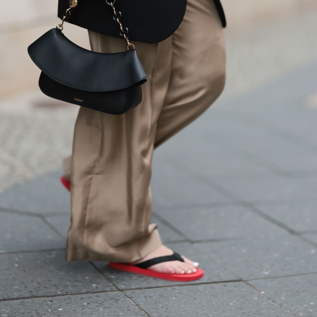 Look con chanclas bicolor de The Row