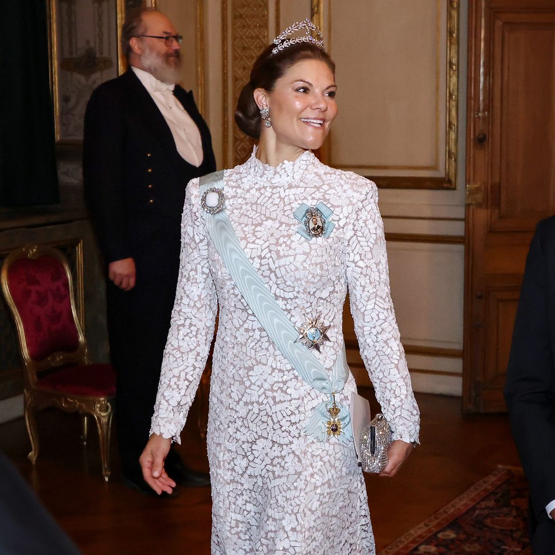 Victoria de Suecia arriesga con un vestido blanco de H&M cubierto de lentejuelas y una tiara centenaria mientras su hermana Magdalena luce espectacular de rojo