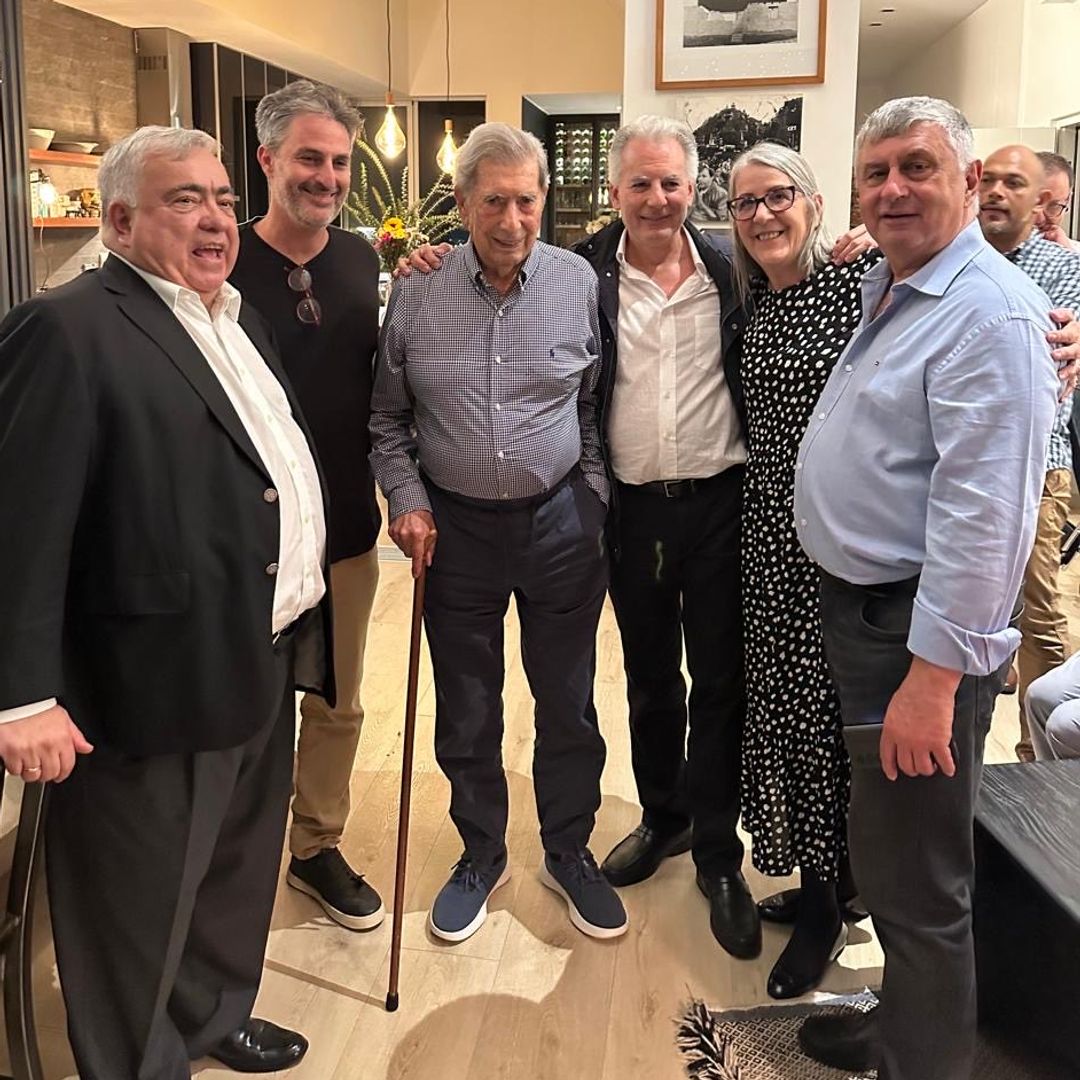 Mario Vargas Llosa hace 15 días celebrando su cumpleaños