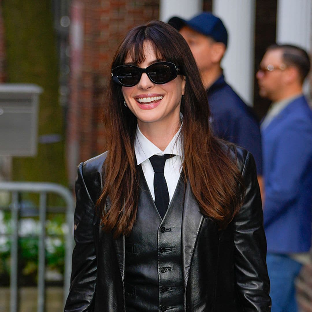 Anne Hathaway arriesga con un traje de chaqueta de cuero y tacones asimétricos por Nueva York