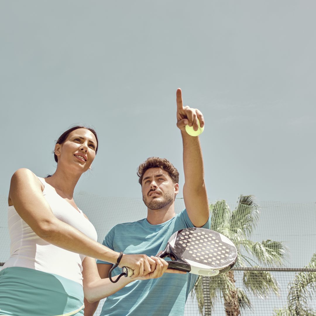 El pádel es un deporte que permite convivir y conocer a otras personas