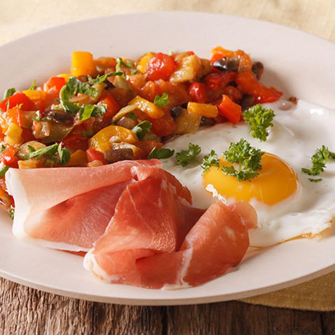 Pisto manchego con jamón