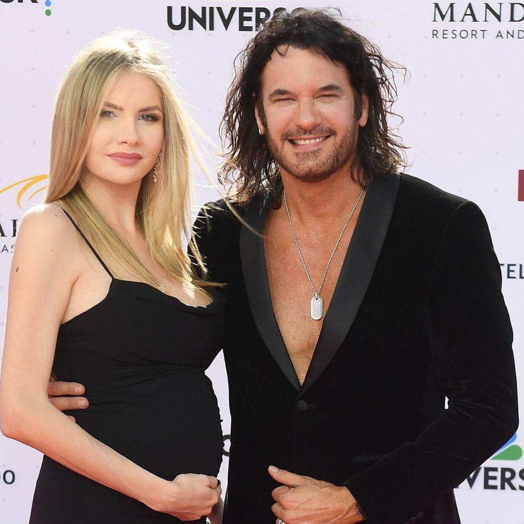 La novia de Mario Cimarro presume su embarazo en la alfombra de los Latin AMAs