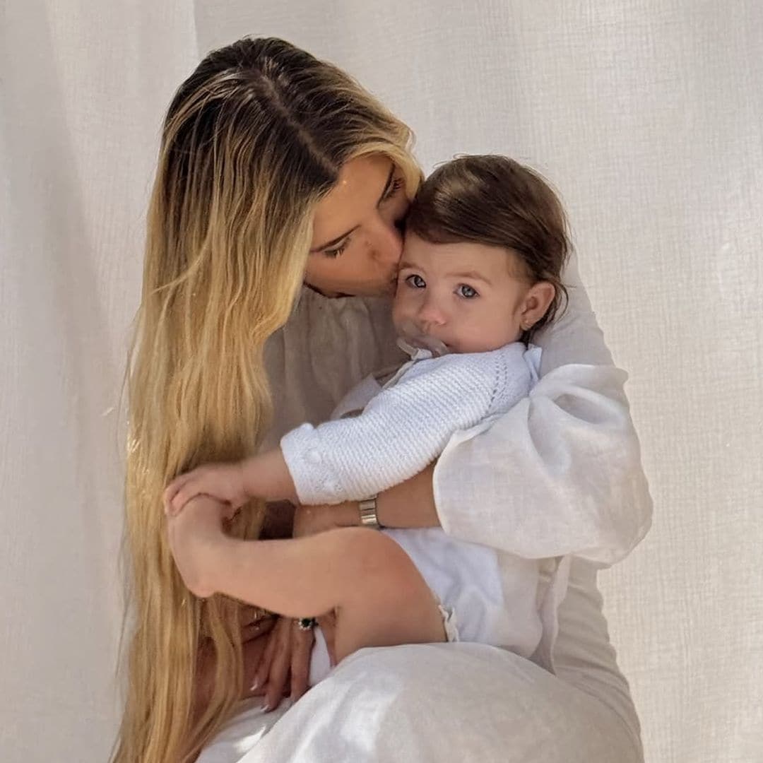 La hija de Teresa Andrés Gonzalvo da sus primeros pasos y sorprende con su coqueto juguete para caminar