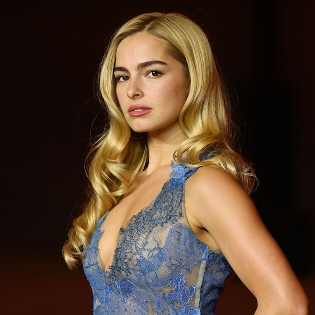  Plano medio de Addison Rae con vestido de encaje azul