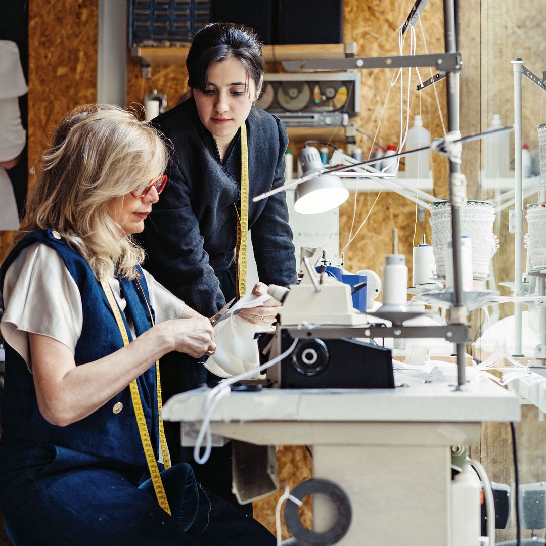 Una fotografía de la creativa Laura Monge en su taller junto a su ayudante