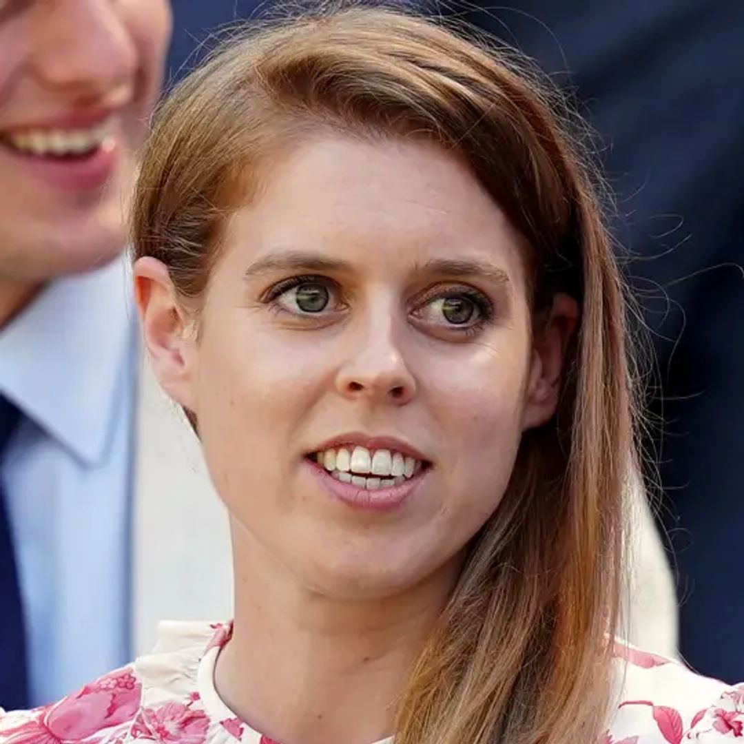 La princesa Beatriz deslumbró con un vestido con aberturas mientras bailaba en una glamurosa boda