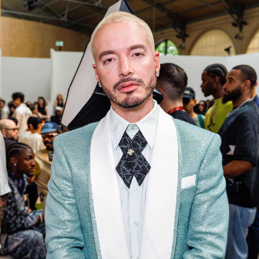 J Balvin brilla (literalmente) entre los invitados al desfile de Amiri en París