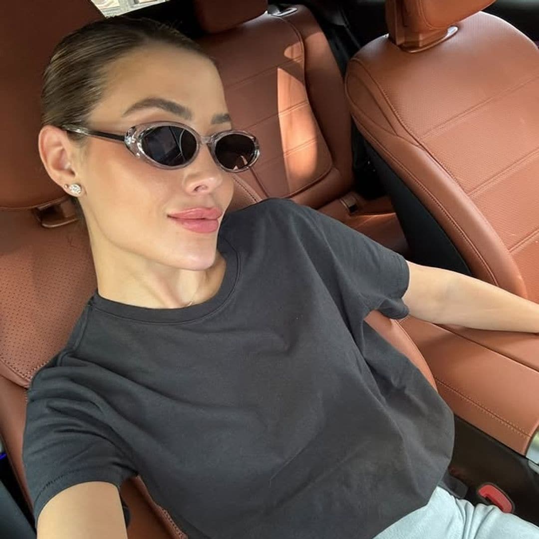 Michelle Salas reaparece en redes sociales con muletas y revela qué fue lo que le pasó