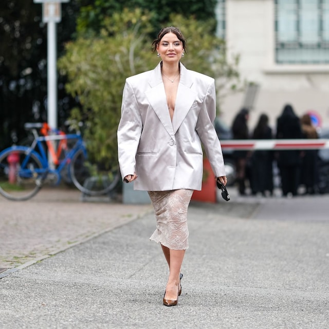 falda de encaje y blazer oversize satinada