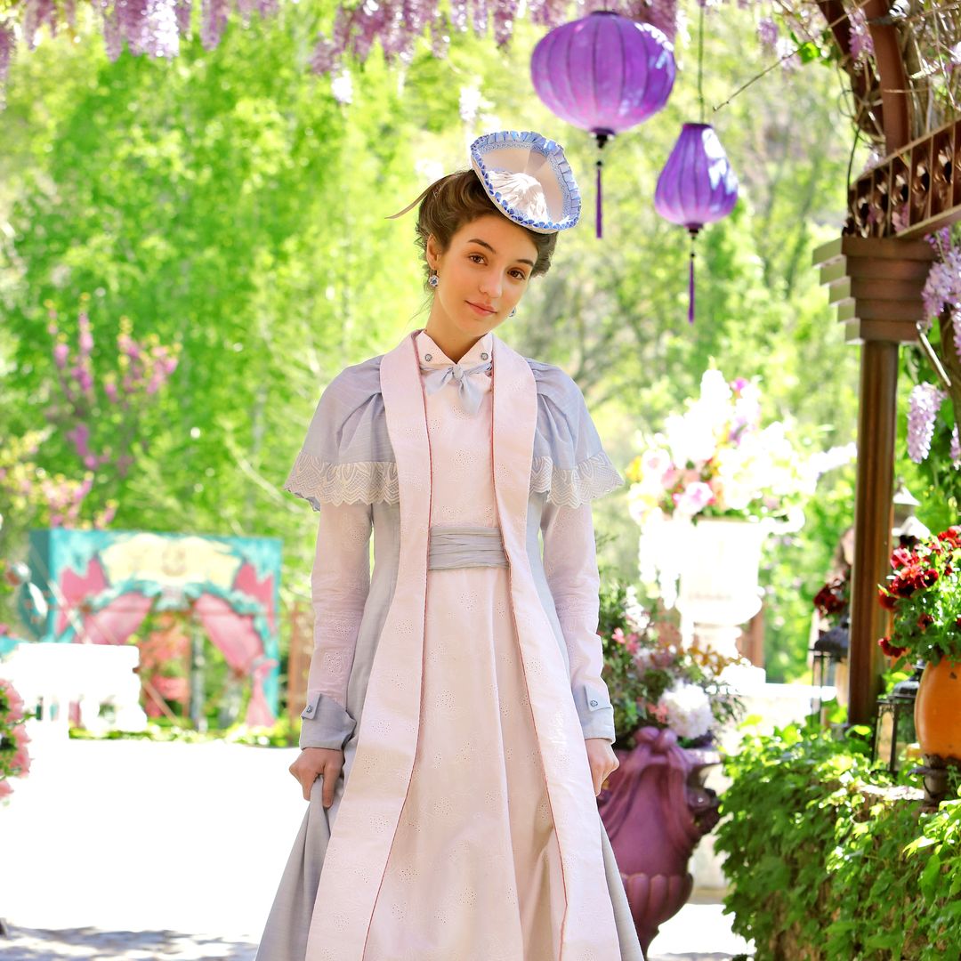 El vestuario, el otro gran protagonista de la serie 'Manual para señoritas' de Netflix