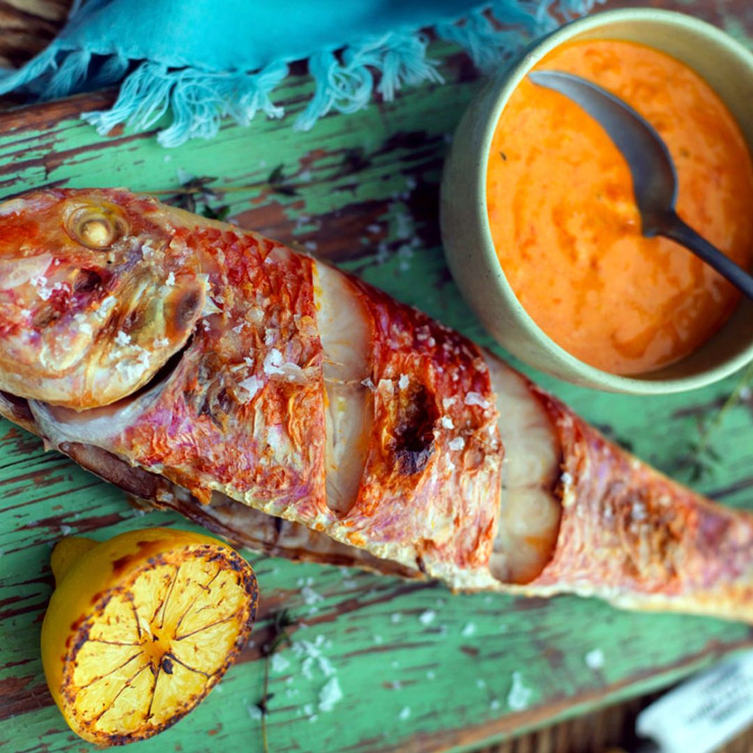 Salmonete a la parrilla con alioli de pimientos