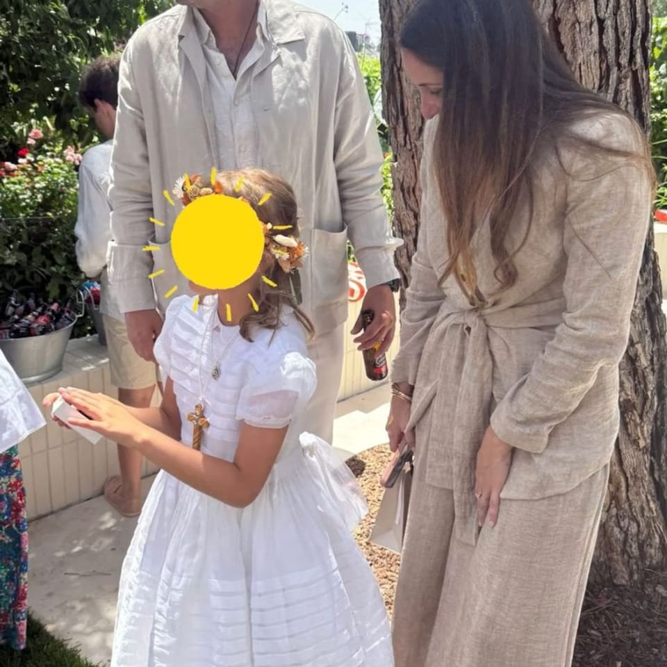 La nieta de Emilio Aragón recibe la Primera Comunión con el vestido más  simbólico de su familia