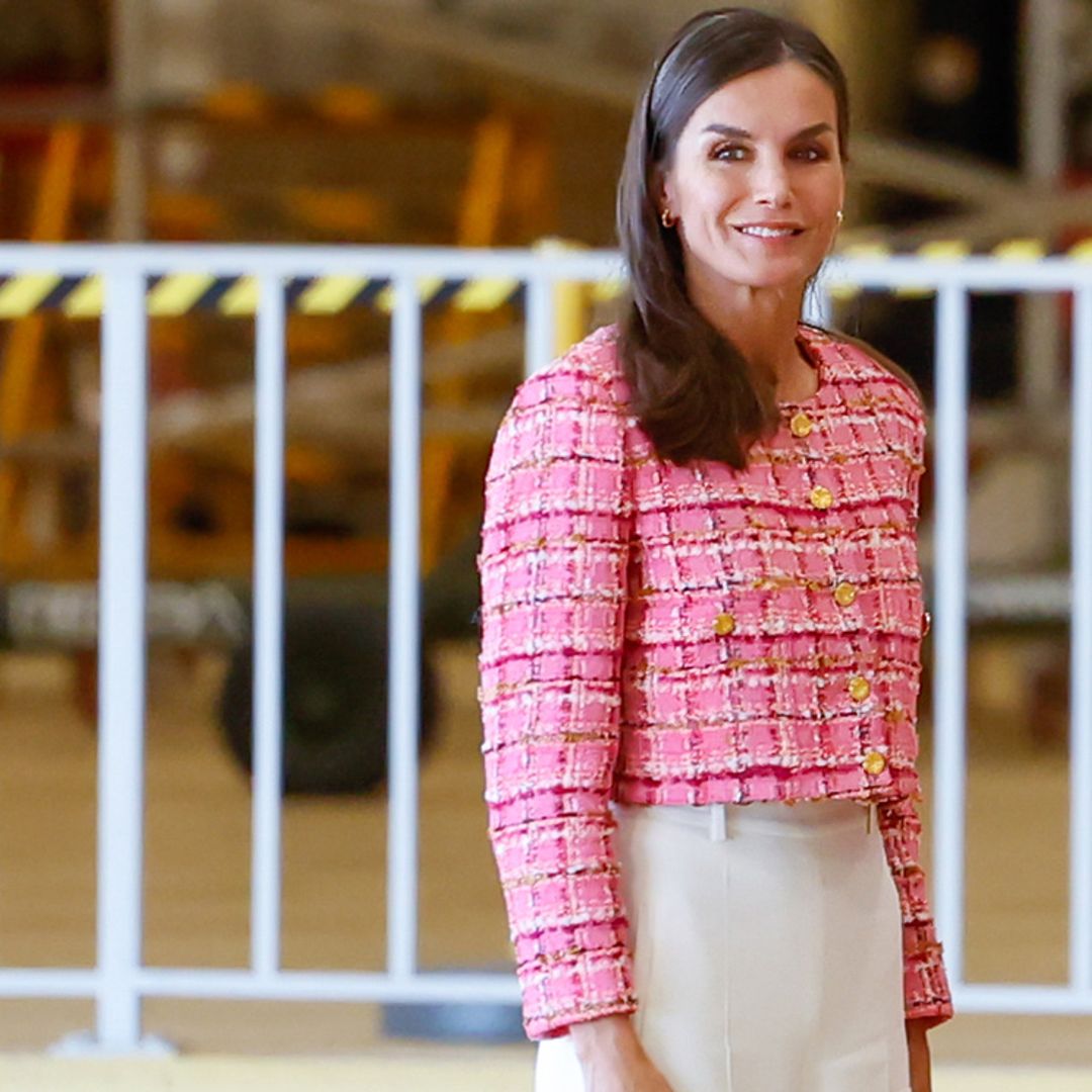 El truco de la Reina para acertar con pantalón muy ancho, una nueva chaqueta 'cropped'