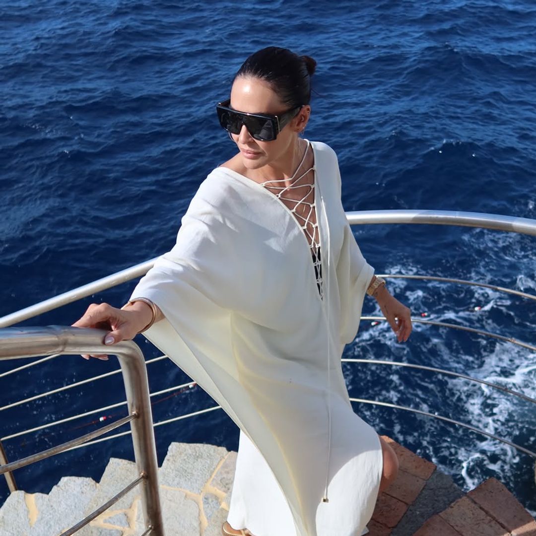 Vicky Martín Berrocal estrena en Capri el caftán blanco que promete convertirse en el gran comodín del verano