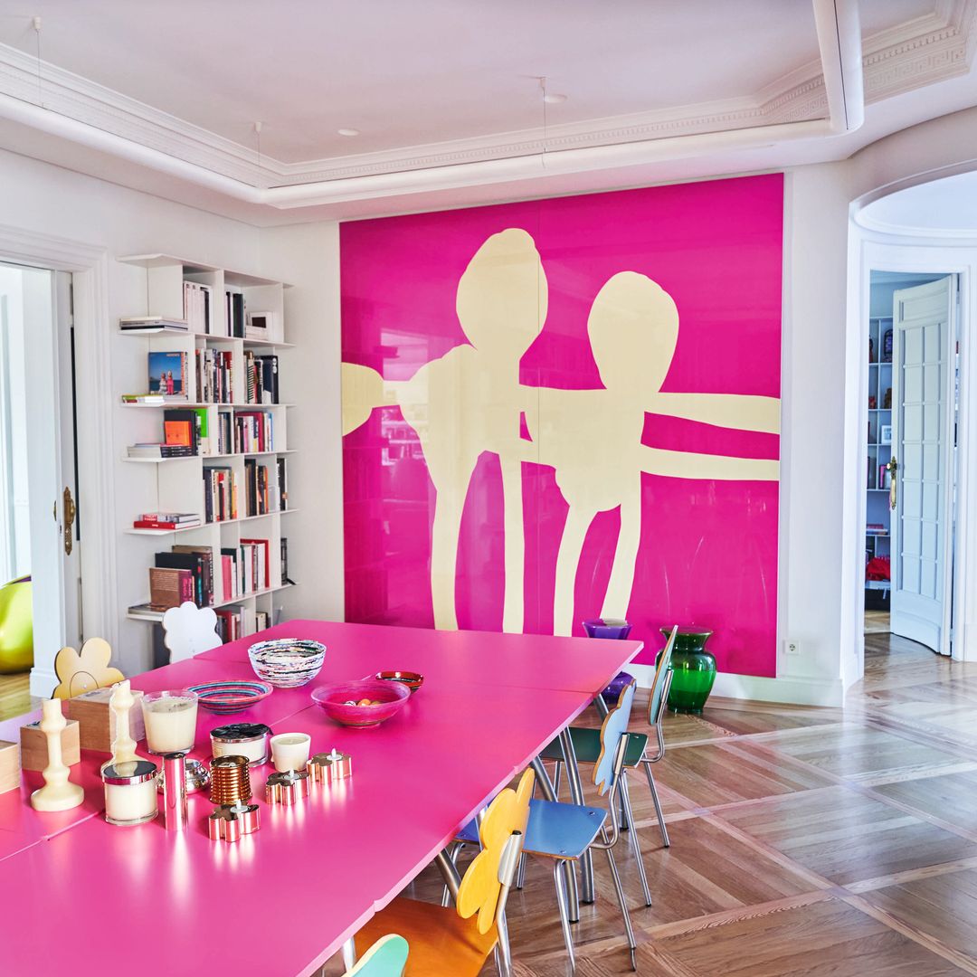 Otra de las salas de estar, cuya pared acapara una obra bicolor de Markus Weggen­mann