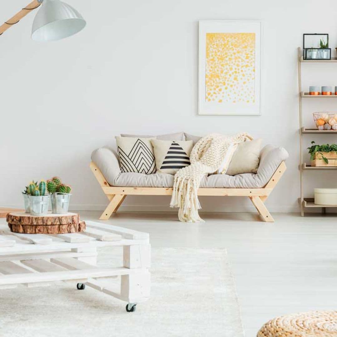 Muebles hechos con palets tan sencillos que también podrás tenerlos dentro de casa